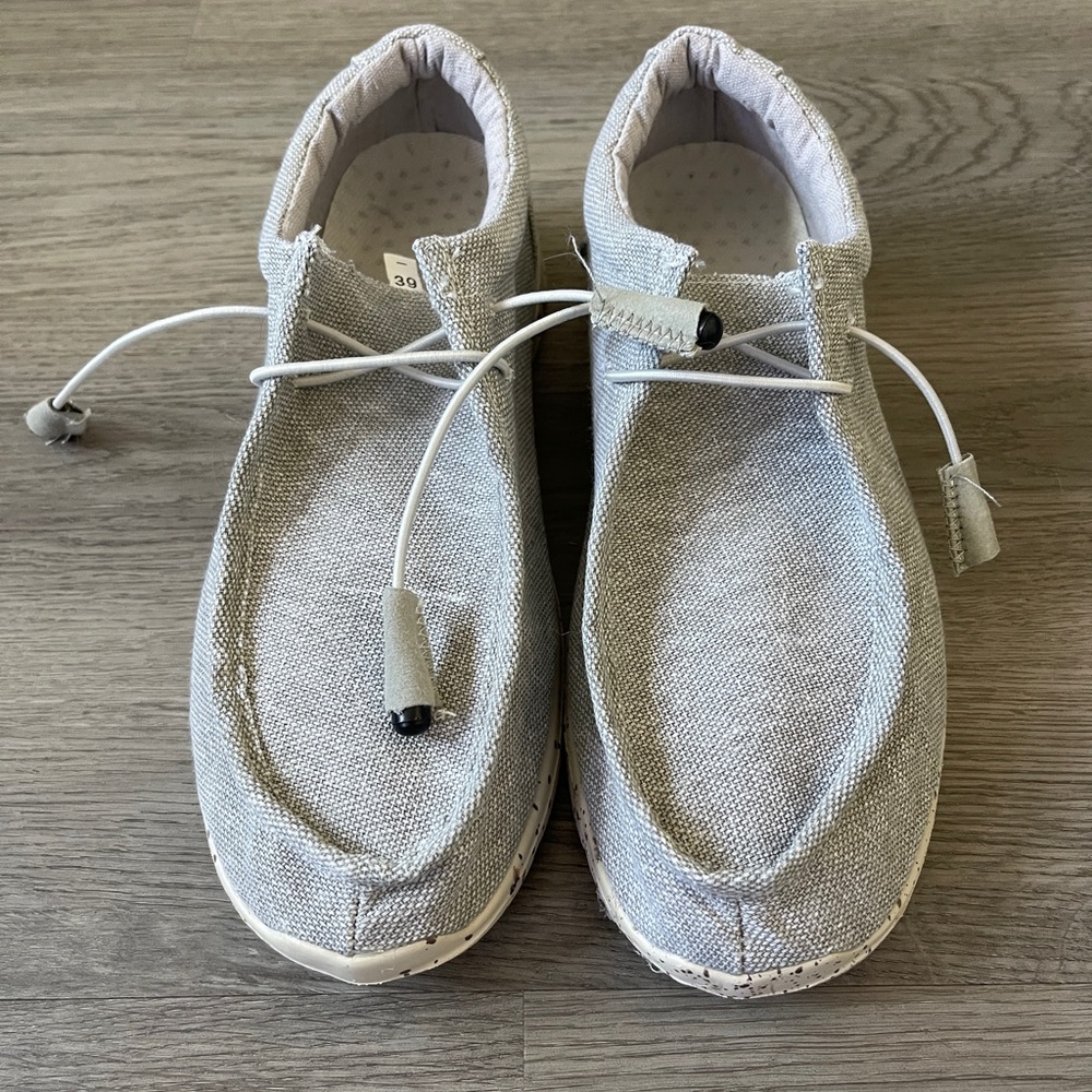 Like new! Ladies Hey Dudes! Gray, lightweight. Sz 39 or sz 8